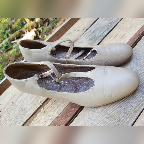 Size 9 Dance Shoes Capezio Ballet Ladies Leather Grey - Picture 7 of 9